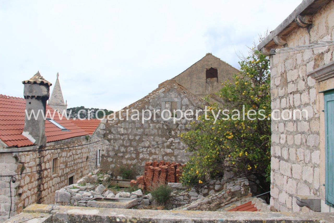 Lastovo old stone house for sale 4345