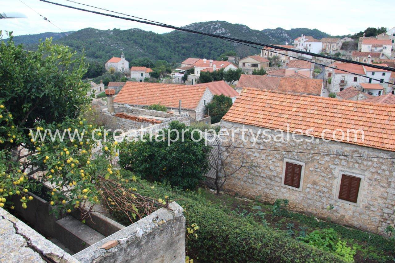 Lastovo old stone house for sale 4345